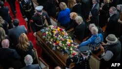 Los asistentes observan cómo se lleva a cabo el ataúd de la ex primera dama de Estados Unidos Rosalynn Carter después de un servicio de homenaje en la Iglesia Glenn Memorial en Atlanta, Georgia, el 28 de noviembre de 2023.