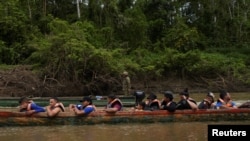 Migrantes llegan en canoa al centro de recepción de migrantes luego de cruzar el Tapón del Darién, en el corregimiento de Lajas Blancas, provincia de Darién, Panamá, 26 de septiembre de 2024.