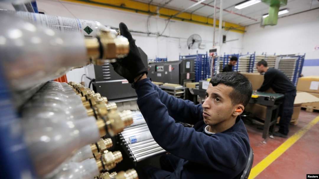 Seorang pekerja Palestina di pabrik SodaStream di Tepi Barat Maale Adumim. 