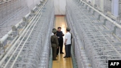 Pemimpin Korea Utara Kim Jong Un (tengah) sedang memeriksa Institut Senjata Nuklir dan pangkalan produksi bahan nuklir tingkat senjata, di lokasi yang dirahasiakan di Korea Utara. (Foto: KCNA via AFP)