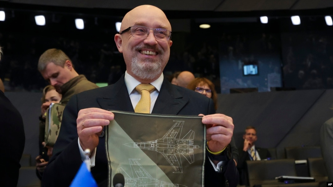 Ukrajinski ministar odbrane Oleksij Reznikov pokazuje maramicu sa slikom lovca pred sastanak ministara odbrane članica NATO-a u Briselu, 14. februara 2023.