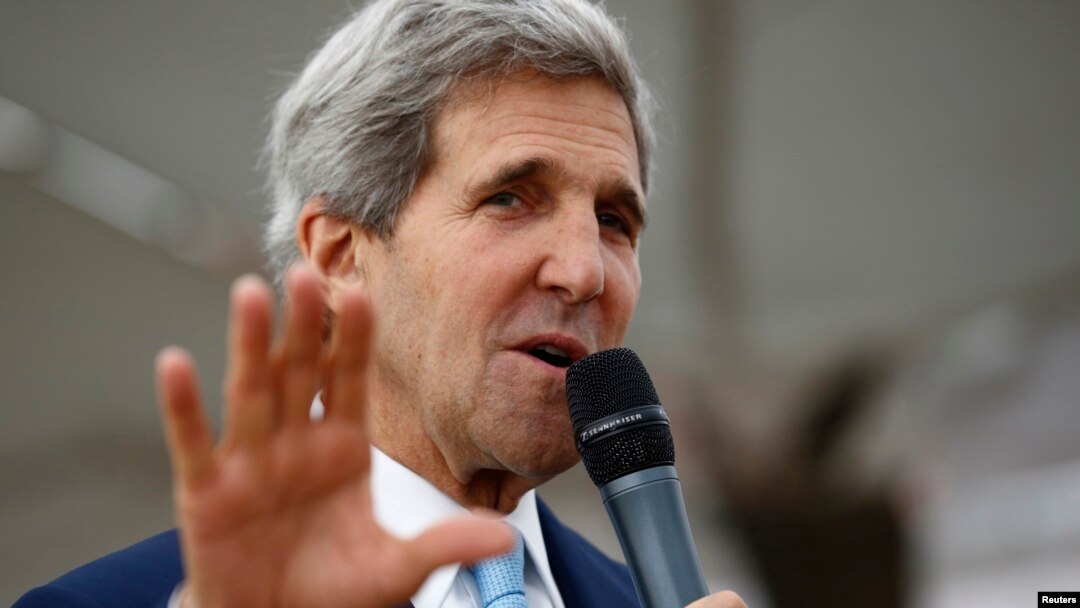 Menlu AS John Kerry saat memberikan keterangan di Kedutaan AS di Islamabad, 1 Agustus 2013 (Foto: dok).