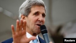 Menlu AS John Kerry saat memberikan keterangan di Kedutaan AS di Islamabad, 1 Agustus 2013 (Foto: dok).