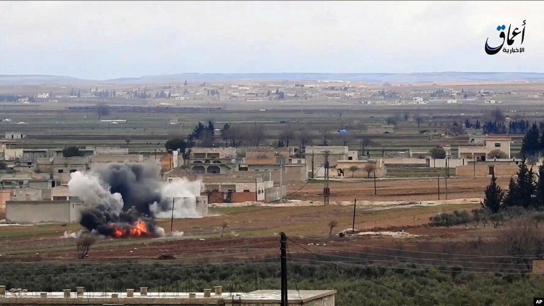 Foto dari video militan yang dipublikasikan oleh Aamaq News Agency, media kelompok ISIS, 9 Januari 2017, menunjukkan serangan misil Turki di kota al-Bab, Aleppo, Suriah. 