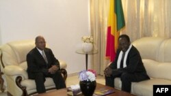 Mali's new Prime Minister Diango Cissoko (L) and Mali's interim President Dioncounda Traore sit in the Presidential residence in Bamako on December 12, 2012.