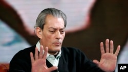 ARCHIVO - El escritor estadounidense Paul Auster gesticula durante la grabación del programa de televisión "Che tempo che fa", en Milán, Italia, el 25 de marzo de 2009.