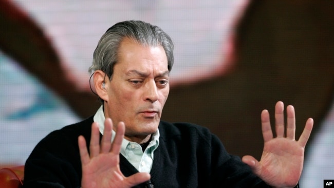 ARCHIVO - El escritor estadounidense Paul Auster gesticula durante la grabación del programa de televisión "Che tempo che fa", en Milán, Italia, el 25 de marzo de 2009.