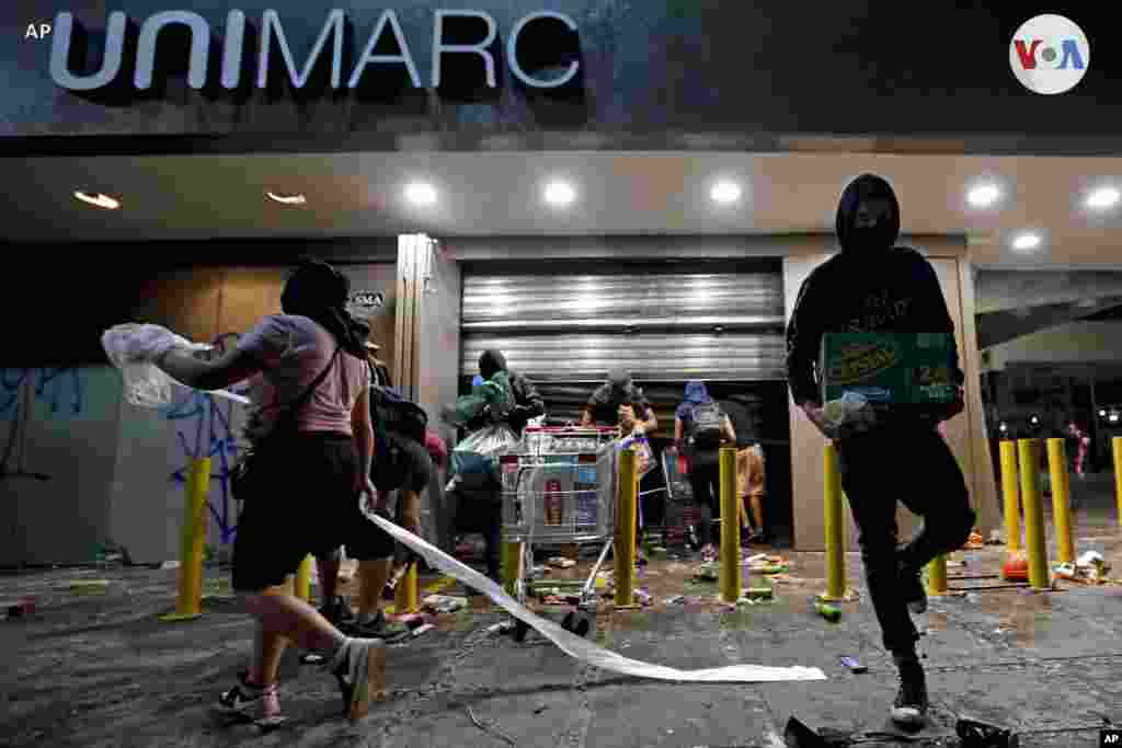 Desconocidos generaron destrozos, derribaron semáforos, lanzaron fuegos artificiales y encendieron fogatas en los alrededores, provocando escaramuzas con la policía.