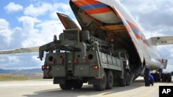 Pesawat militer Rusia yang mengangkut sistem pertahanan rudal S-400 tiba di bandara Ankara, Turki 12 Juli lalu. Pembelian rudal S-400 Rusia oleh Turki membuat berang sekutu NATO termasuk AS.