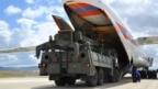 Xe và thiết bị quân sự, thuộc hệ thống phòng không S-400, được dỡ xuống từ một máy bay vận tải của Nga, tại sân bay quân sự Murted ở Ankara, Thổ Nhĩ Kỳ, ngày 12 tháng 7, 2019.