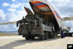 Vojna vozila i oprema, delovi ruskog raketnog protivvazdušnog sistema S-400, istovaruju se iz ruskog transportnog aviona na vojnom aerodromu Murted, nedaleko od Ankare, Turska, 12. jula 2019.