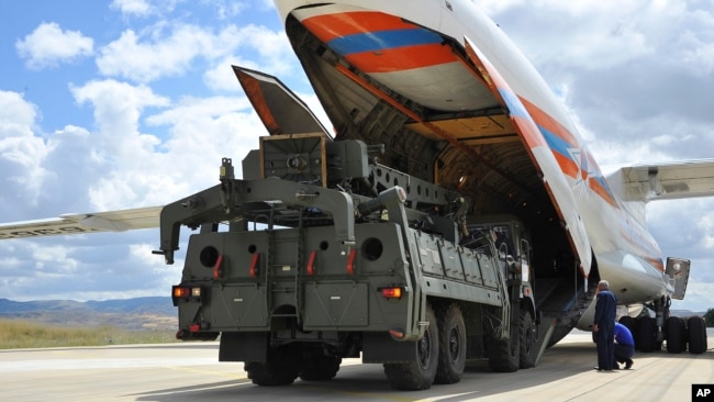 在土耳其安卡拉穆尔特德军事机场，S-400防空系统的部分军用车辆和设备正从俄罗斯运输机上卸载。(2019年7月12日)