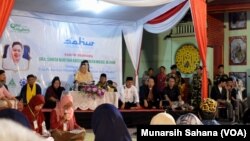 Shinta Nuriyah Abdurrahman Wahid sedang memberikaan tausyiyah dalam acara sahur keliling di klenteng Poncowinatan kota Yogyakarta, Senin (20/5/19). (Foto: VOA/Munarsih Sahana).