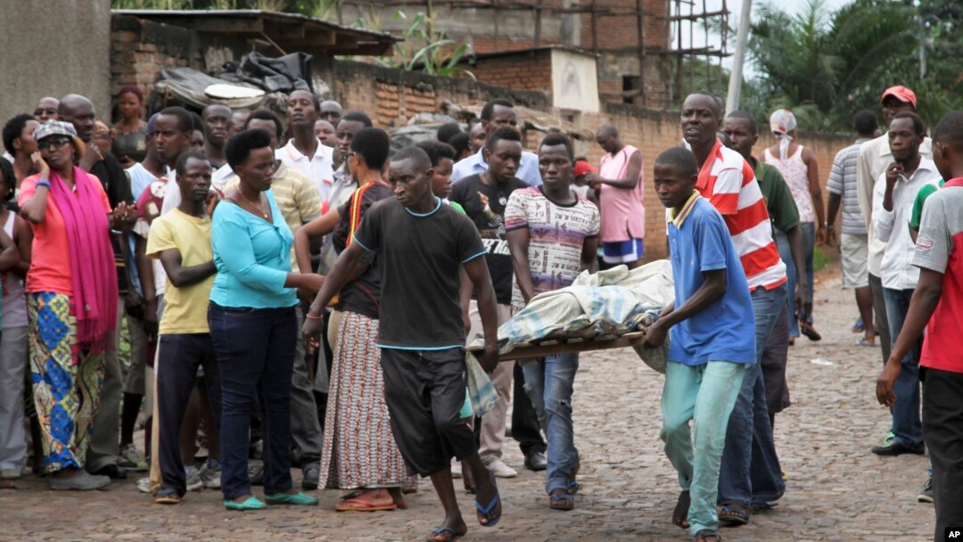 Warga mengangkut korban tewas bentrokan di Bujumbura, Burundi hari Sabtu (12/12).