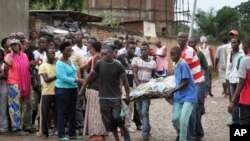 Un cadavre retrouvé dans le quartier de Nyakabiga à Bujumbura, samedi 12 décembre 2015. (AP Photo)