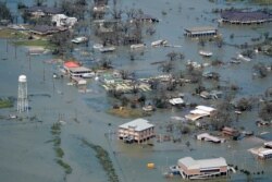 Edificios y casas se inundaron después del huracán Laura el jueves 27 de agosto de 2020, cerca de Lake Charles, Luisiana (AP Photo / David J. Phillip)