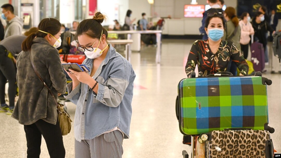 Penumpang tiba di bandara internasional Sydney pada 16 Maret 2020. (Foto: AFP)