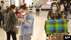 Penumpang tiba di bandara internasional Sydney pada 16 Maret 2020. (Foto: AFP)