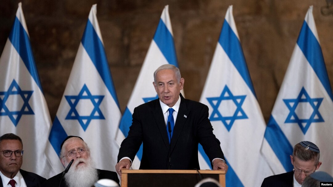 Perdana Menteri Israel Benjamin Netanyahu berbicara pada rapat kabinet mingguan di Kota Tua Yerusalem hari Minggu (21/5). 