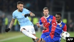 Le défenseur de Manchester City, Nicolas Otamendi, dégage le ballon face à l'attaquant du FC Bâle, Dimitri Oberlin, lors du match aller de Champions League au stade Saint Jakob-Park de Bâle, le 13 février 2018