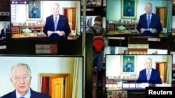 3일 벨기에 국왕 알베르 2세의 퇴위 발표 내용이 텔레비전에 방영되고 있다.