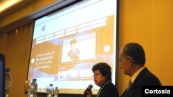 La Embajadora de los Estados Unidos, Vilma Martínez, y el Presidente de la DAIA, Aldo Donzis, durante el acto de lanzamiento.