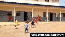 Dans la cours de récréation, les élèves d’une école primaire à Yaoundé, le 15 décembre 2017. (VOA/Emmanuel Jules Ntap)