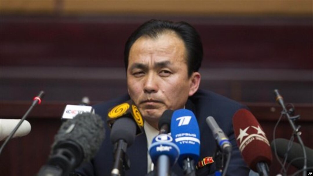 Ryu Gum Chol, wakil direktur program antariksa Korea Utara berbicara di depan para wartawan di Pyongyang, Korea Utara (10/4)