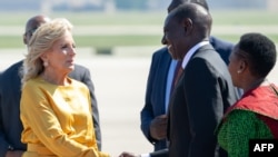 Mke wa Rais wa Marekani Jill Biden akisalimiana na Rais wa Kenya William Ruto na mkewe, Rachel Ruto walipowasili kwenye uwanja wa ndege wa Andrews katika jimbo la Maryland, Mei 22, 2024. Picha ya AFP