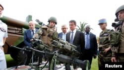 Le Premier ministre Manuel Valls a rendu visite à l'armée française basée à Abidjan, Côte d'Ivoire, le 30 octobre 2016.