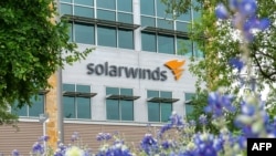 Logo dari perusahaan SolarWinds terlihat di kantor mereka di Audtin, Texas , pada 15 April 2021. Sistem perusahaan tersebut sempat mengalami kebocoran setelah diretas oleh pihak Rusia. (Foto: AFP/Suzanne Cordeiro)