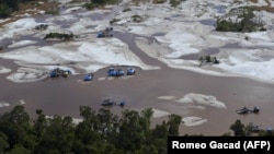 Operasi penambangan emas ilegal di sebuah sungai di Kalimantan Selatan di mana penambang menggunakan merkuri yang mencemari sungai dan tanah yang menyebabkan kerusakan lingkungan dan membahayakan kesehatan, termasuk terkena penyakit minamata. (Foto: AFP/Romeo Gacad)