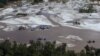 Operasi penambangan emas ilegal di sebuah sungai di Kalimantan di mana penggunaan merkuri oleh penambang mencemari sungai dan tanah. (Foto: AFP)