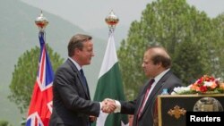 데이비드 캐머런 총리와 나와즈 샤리프 총리가 30일 이슬라마바드에서 열린 공동 기자회견에서 악수하고 있다.