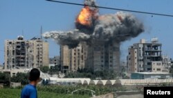 Explosão na sequência de um ataque aéreo israelita a um edifício residencial, no âmbito do conflito Israel-Hamas, em Nuseirat