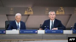 Presiden AS Joe Biden dan Sekretaris Jenderal NATO Jens Stoltenberg berbicara pada pembukaan KTT NATO di Walter E. Washington Convention Center di Washington, DC, Rabu 10 Juli 2024.