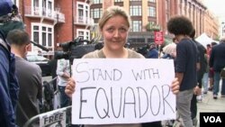 Para pengunjuk rasa di luar kedutaan Ekuador di London mendukung pemberian suaka bagi pendiri WikiLeaks, Julian Assange (16/8). 