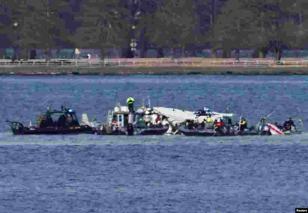 Esta mañana se confirmó que nadie sobrevivió. Equipos de rescate recuperaron algunas piezas de una de las aeronaves.