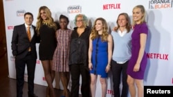 La creadora Jenji Kohan, centro, junto a todo el elenco de la serie "Orange is the new black".
