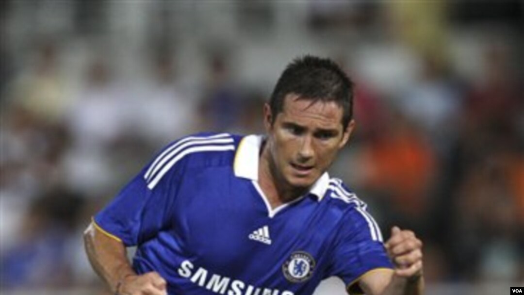 Gelandang Chelsea, Frank Lampard mencetak gol kemenangan bagi The Blues lewat tendangan penalti.