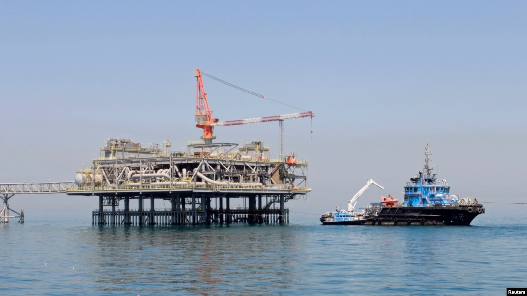 Archivo - Plataforma petrolera en el Golfo del Medio Oriente.