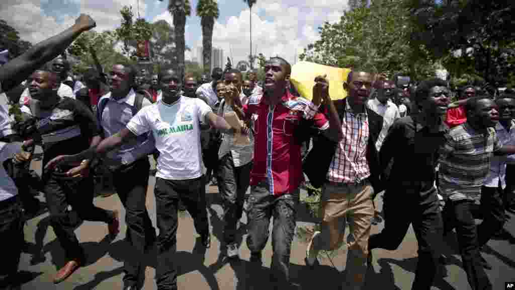 Des étudiants en procéssion en mémoire des vicitmes de l'attaque de l'université de Garissa, Nairobi, le 7 avril 2015.