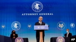 ຜູ້ພິພາກສາເມີຣິກ ກາແລນ ທີ່ຖືກສະເໜີແຕ່ງຕັ້ງເປັນລັດຖະມົນຕີຍຸຕິທຳ ກ່າວໃນລະຫວ່າງການຖະແຫຼງຂ່າວ ຮ່ວມກັບ ປະທານາທິບໍດີທີ່ຖືກເລືອກໃໝ່ ທ່ານໂຈ ໄບເດັນ ແລະຮອງປະທານາທິບໍດີ ຄາມາລາ ແຮຣິສ ທີ່ໂຮງລະຄອນຄວີນ ໃນນະຄອນວິລມິງຕັນ ເມື່ອວັນທີ 7 ມັງກອນ 2021.