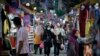 Para pengunjung Bazaar Ramadan di Kuala Lumpur, Malaysia, mengenakan masker saat berbelanja makanan untuk berbuka puasa di tengah pandemi COVID-19, 19 April 2021. (AP Photo/Vincent Thian)