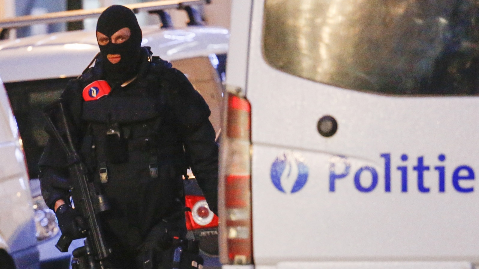 Polisi khusus Belgia saat melakukan penggerebekan di pusat kota Brussels, Belgia (20/12). Polisi Belgia berhasil menangkap tersangkap ke-9 serangan Paris. 