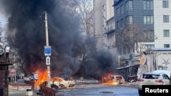 Фото: Машини у вогні, після обстрілів Херсона, 24 грудня 2022 року