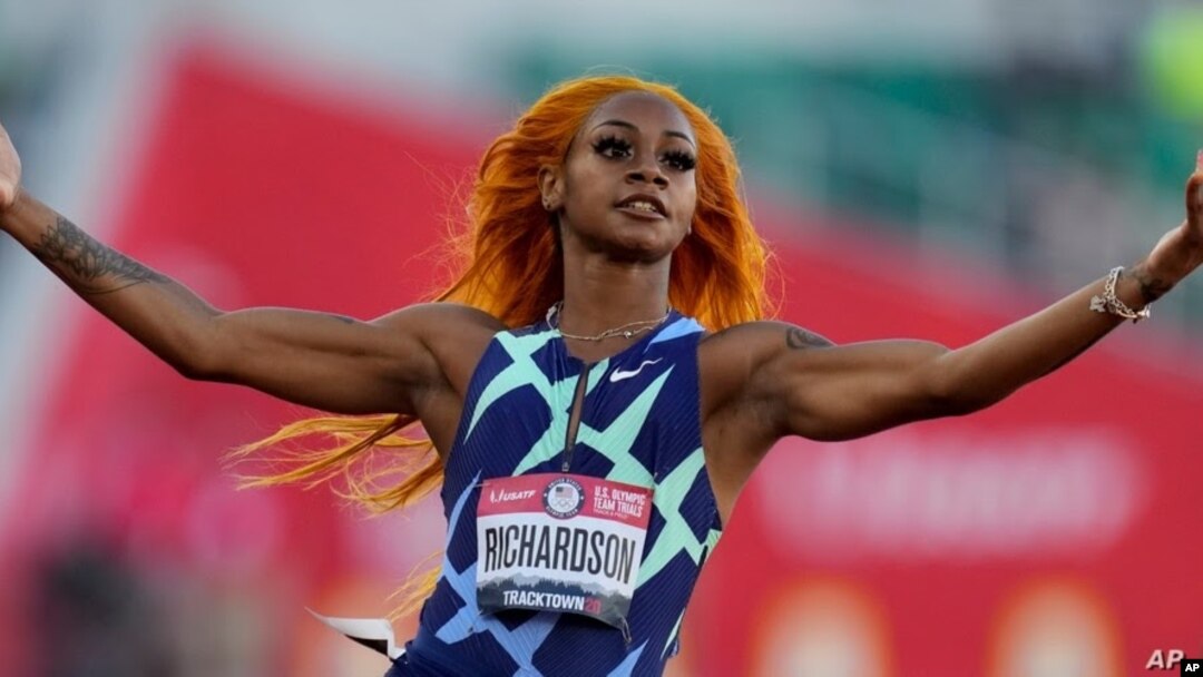 Sha'Carri Richardson celebra después de ganar la cuarta manga durante la carrera de 100 metros femeninos en pruebas olímpicas, en Eugene, Oregon, el 18 de junio 2021. Richardson ha sido descalificada de los Juegos Olímpicos de Tokio por uso de marihuana.