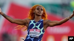 Sha'Carri Richardson celebra después de ganar la cuarta manga durante la carrera de 100 metros femeninos en pruebas olímpicas, en Eugene, Oregon, el 18 de junio 2021. Richardson ha sido descalificada de los Juegos Olímpicos de Tokio por uso de marihuana.