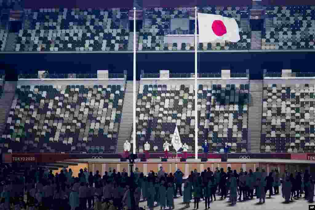 La bandera nacional de Jap&#243;n ondea en el Estadio Ol&#237;mpico de Tokio.