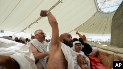 Peregrinos musulmanes arrojan piedras durante una lapidación simbólica del diablo, el último ritual del haj, en Mina, cerca de La Meca, Arabia Saudí, el 16 de junio de 2024. 